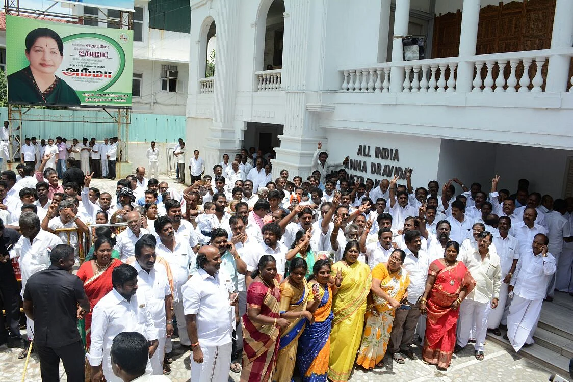 'இனி தமிழக வளர்ச்சிதான் குறிக்கோள்': அணிகள் இணைப்பை வாழ்த்திய மோடி! #LiveUpdate