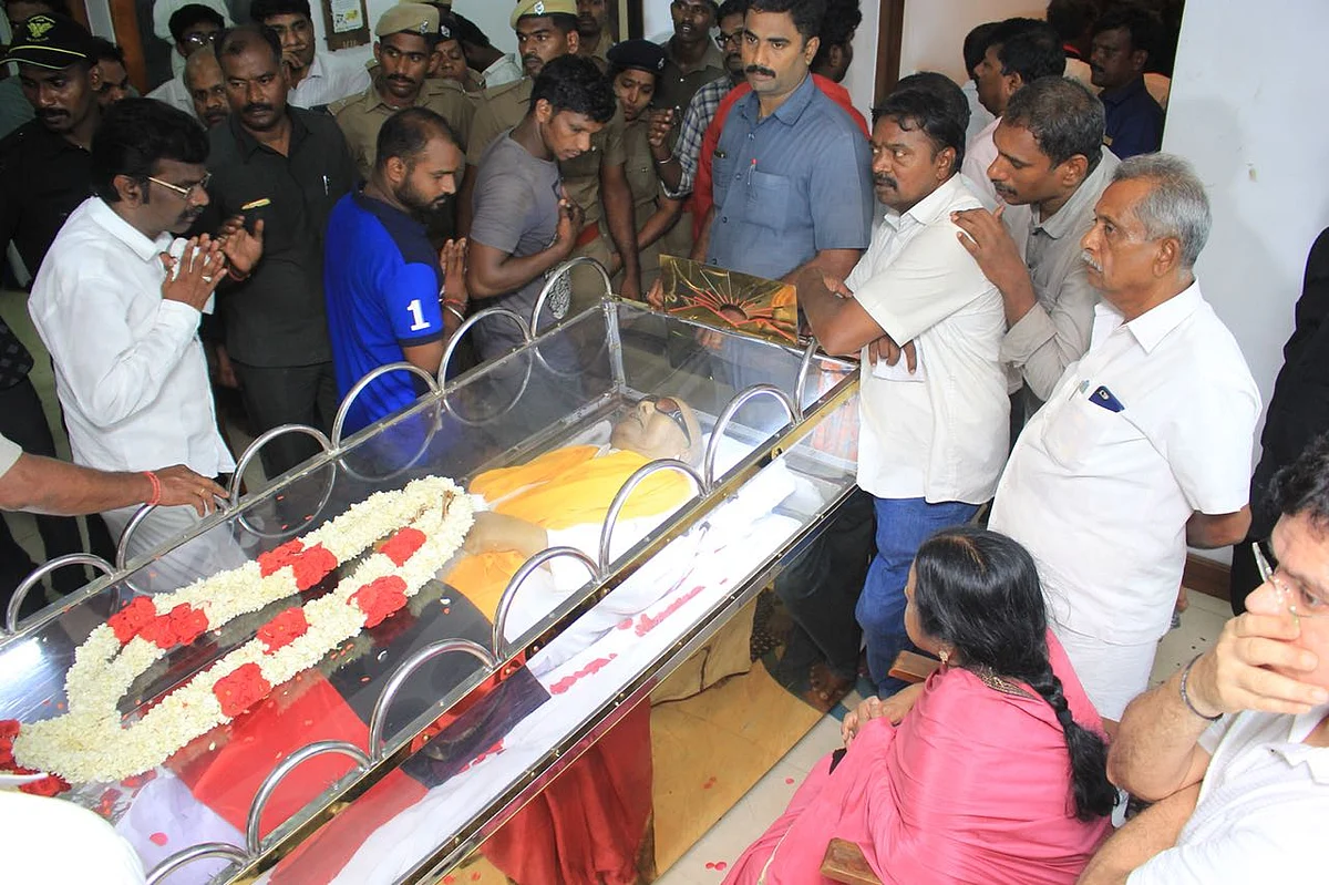 Live update: மெரினாவில் விதைக்கப்பட்டார் கலைஞர்! #Karunanidhi