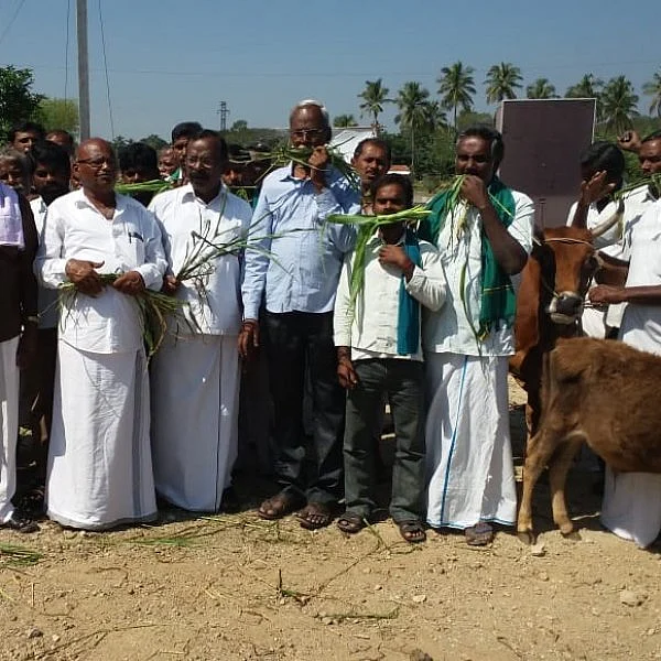 `சேலத்தில் உயர் அழுத்த மின் கோபுரங்களுக்கு எதிர்ப்பு' - நூதன போராட்டத்தில் ஈடுபட்ட விவசாயிகள்!