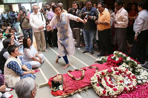 தாயின் உடலுக்கு நடனம் ஆடி அஞ்சலி செலுத்திய மகள்; மிருணாளினி சாராபாய் இறப்பில் உருக்கம்!