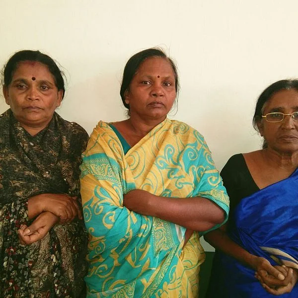 கிராமத்து பெண்களிடம் நூதன மோசடியில் ஈடுபட்ட பெண்கள்..!
