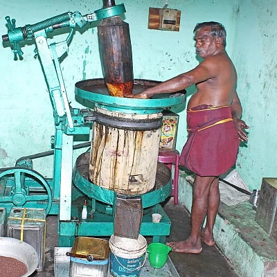 ஆயுளைக் கூட்டும் ... ஆரோக்கியத்தைக் காக்கும்... மரச்செக்கு எண்ணெய்!