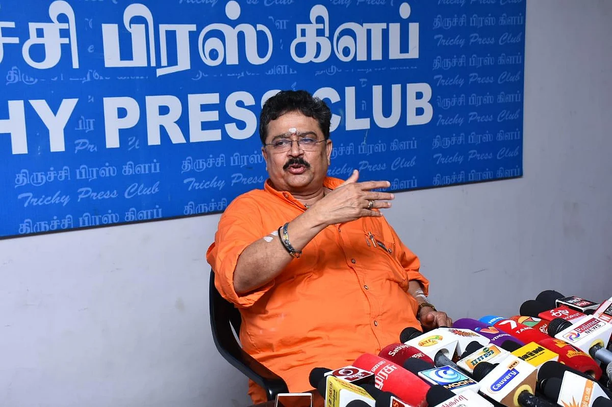 `தப்புச் செஞ்சா, நேரடியா மன்னிப்புக் கேட்பேன்; அட்மின் செய்தார்னுலாம் சொல்ல மாட்டேன்!' - எஸ்.வி.சேகர்