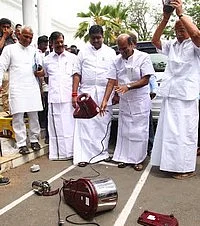 அமளியுடன் முடிந்த புதுச்சேரி சட்டசபை கூட்டம்!