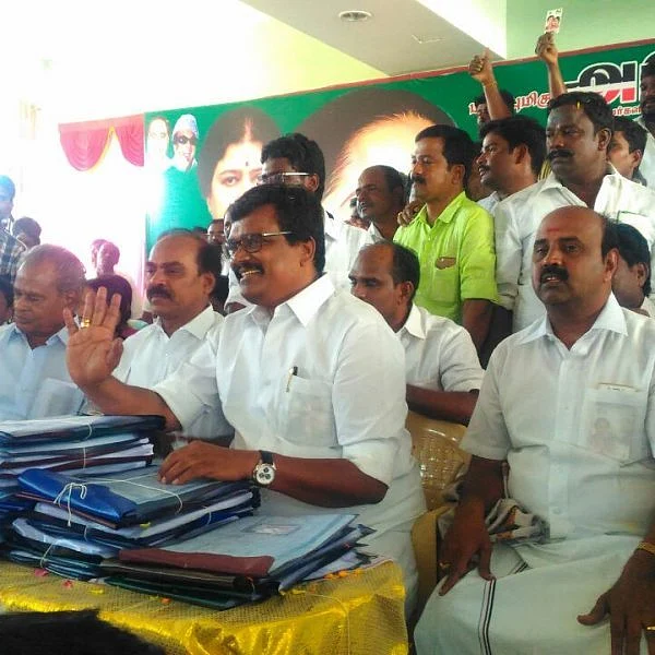 `ஓ.பி.எஸ்-ஸிடம் இருப்பவர்களிடம் பேசுங்கள்' - கூட்டத்தில் தங்க தமிழ்ச்செல்வன் தடாலடி பேச்சு