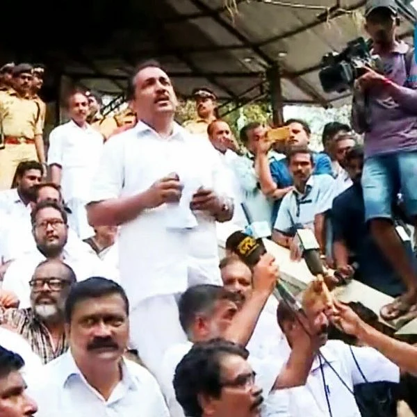 நிலக்கல், பம்பையில் போராட்டம் நடத்திய உம்மன்சாண்டி, ரமேஷ் சென்னிதலா!