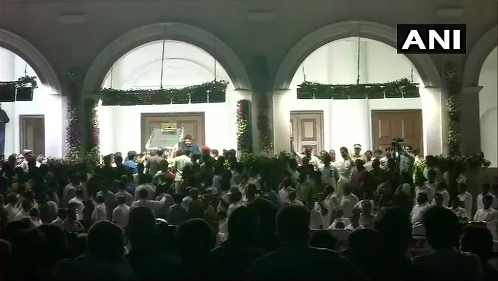 Live update: மெரினாவில் விதைக்கப்பட்டார் கலைஞர்! #Karunanidhi