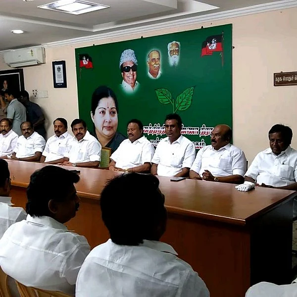 'தினகரனின் அறிவிப்புகள் கட்சியைக் கட்டுப்படுத்தாது..!' எடப்பாடி பழனிசாமி தலைமையில் தீர்மானம்