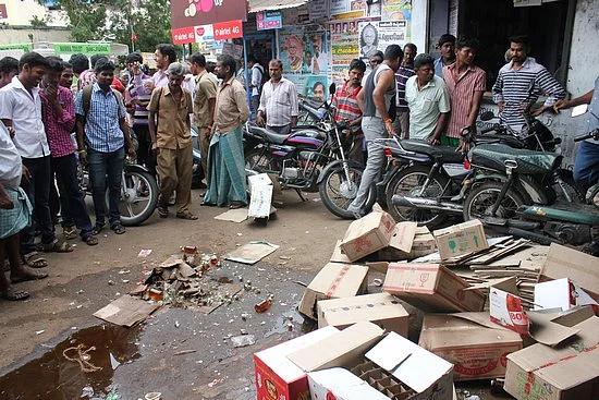 ஜெயலலிதா மக்களின் முதல்வரா, மாநில முதல்வரா?