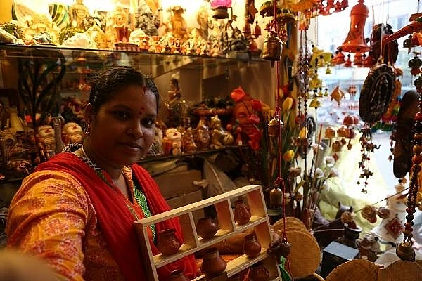''பொம்மை விக்கிறோம்... செம்மையா வாழுறோம்!'' - காதல் தம்பதியின் கைவினைக்கலை வெற்றி