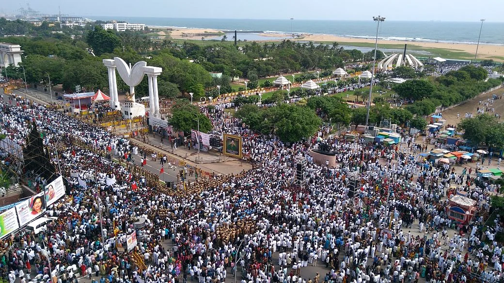 ஜெ. சமாதியில் கறுப்புச் சட்டை அணிந்து கண்ணீர் விட்ட முதல்வர், துணைமுதல்வர்!