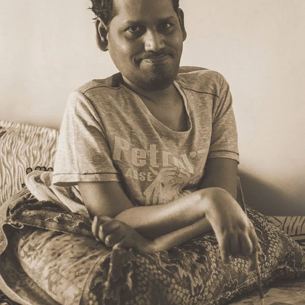 ஓவியங்களால் உயிர் பெறும் உதயகுமார் - தசைச்சிதைவு நோய்... தளராத நம்பிக்கை!