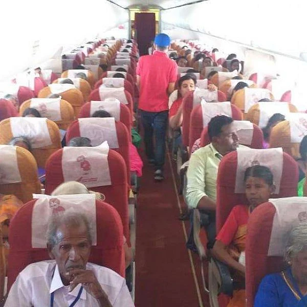 விமானத்தில் பறந்த 120 முதியவர்கள்! - ஒரு தனி மனிதனின் கனவு நிறைவேறிய கதை