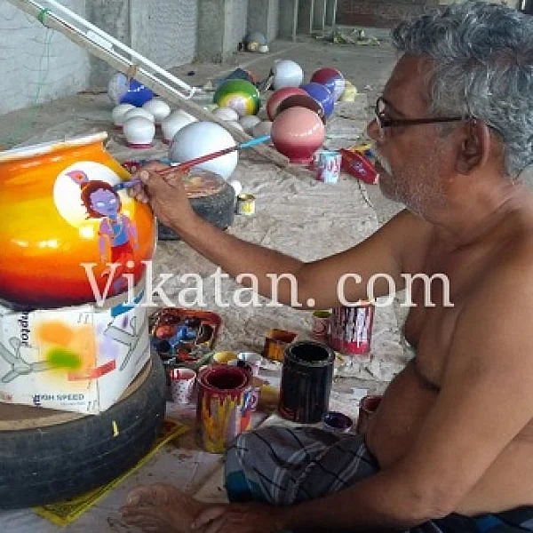 எட்டெழுத்து பெருமாள் கோயிலில் கிருஷ்ண ஜயந்திக்கு தயாராகும் 3டி ஓவியப் பானைகள்!