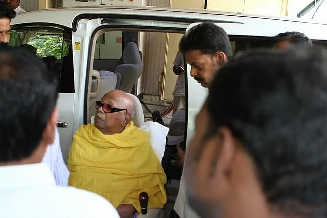 முதுகுவலி முதல் கல்லீரல் பாதிப்பு வரை... கருணாநிதியின் மெடிக்கல் ரிப்போர்ட்!