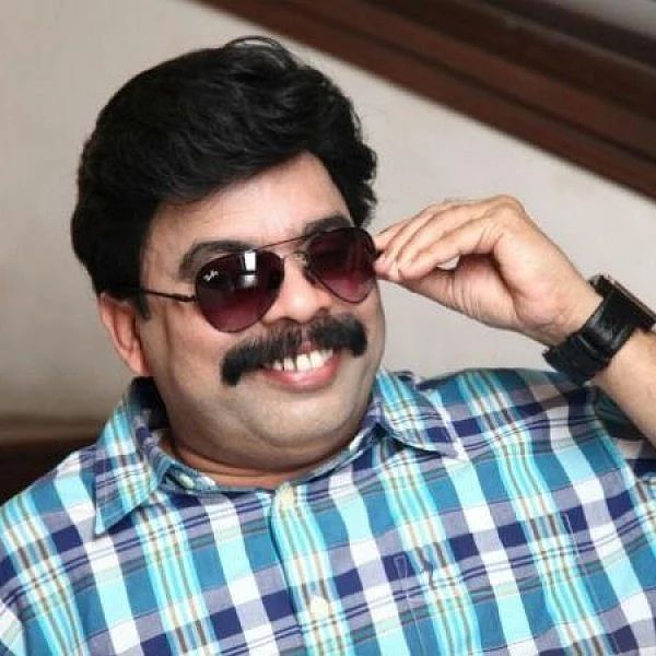 `பெங்களூரு டீம் கடத்திவிட்டது; நான் பேசமுடியாத இடத்தில் இருக்கேன்!' -`பவர்ஸ்டார்' சீனிவாசன்