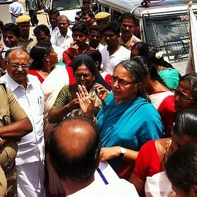 டாஸ்மாக் கடைக்கு பூட்டு போட முயன்ற பெண்கள்!