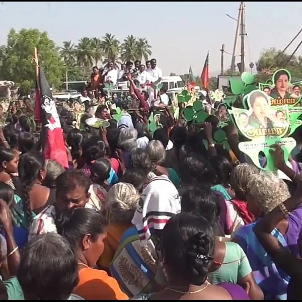 ‘வாய் சிவக்க வெற்றிலை; உங்கள் வாழ்க்கை சிறக்க இரட்டைஇலை’- தேர்தல் பிரசாரத்தில் ரவீந்திரநாத்