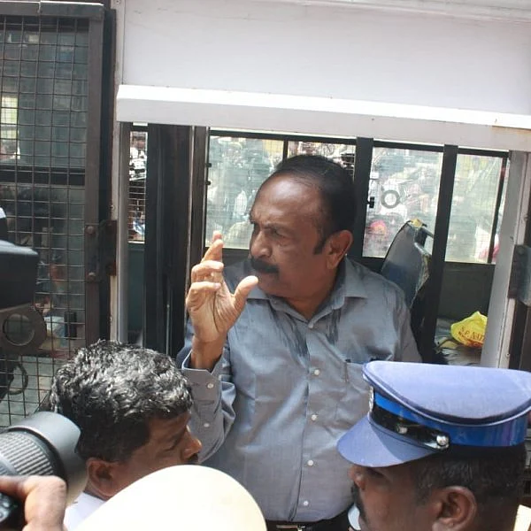 நக்கீரன் கோபாலைச் சந்திக்க அனுமதி மறுப்பு... போலீஸுடன் வாக்குவாதம்... வைகோ கைது!