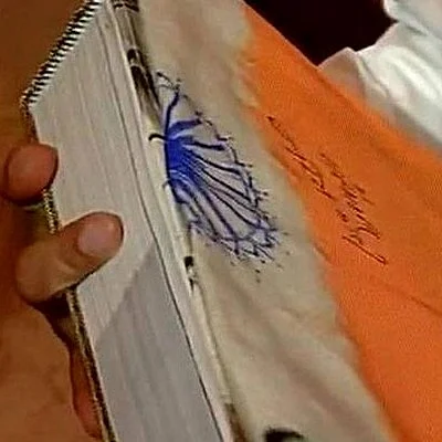 தேசியக்கொடியில் மோடி கையெழுத்திட்டதாக சர்ச்சை!