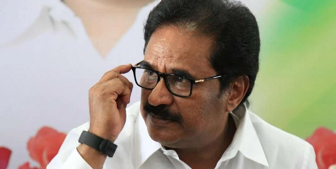 `நீங்க அப்போ சிறப்பா செயல்பட்டீங்க; இப்போ, கார்த்தி சிதம்பரத்துக்கு திறமை இருக்கு!'- சுதர்சனத்தை கூல்படுத்தும் திருநாவுக்கரசர்