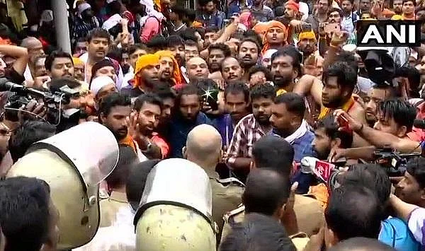 `இதுவரை 30 பெண்கள் சபரிமலை செல்ல முயன்றுள்ளனர்!' - அறிக்கை தாக்கல் செய்த கேரள முதல்வர்