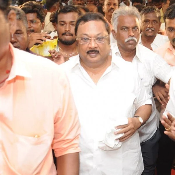 `தி.மு.கவில் இப்போது பினாமி நிர்வாகிகள்தான் உள்ளனர்' - மு.க.அழகிரி குற்றச்சாட்டு!