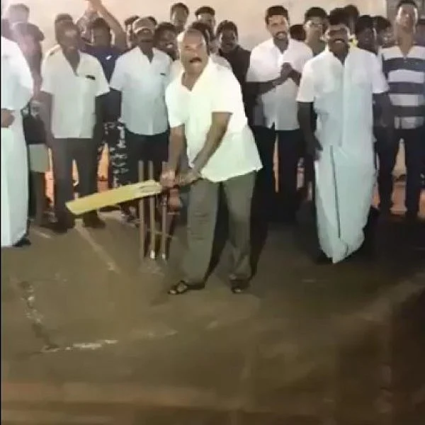வைரலாகும் அமைச்சர் ஜெயக்குமாரின் கிரிக்கெட் விளையாட்டு!