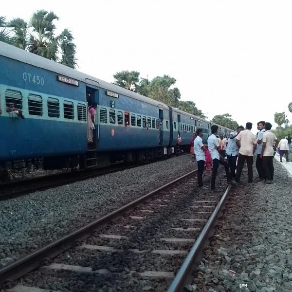 சுழன்றடிக்கும் சூறாவளிக் காற்று! - ராமேஸ்வரத்தில் ரயில்கள் புறப்படுவதில் தாமதம்