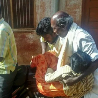 மகளின் சடலத்தை பைக்கில் கொண்டு சென்ற அவலம்