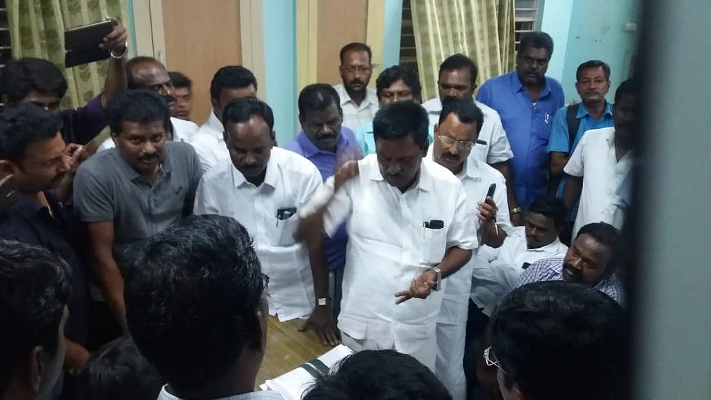 `திடீரென கொண்டுவரப்பட்ட 50 வாக்குப்பதிவு இயந்திரங்கள்!' - தேனியில் பரபரப்பு