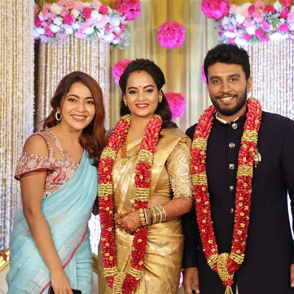 பிக்பாஸ் சுஜா வருணி - நடிகர் சிவகுமார் திருமண வரவேற்பு நிகழ்ச்சி... திரைப்பிரபலங்கள் நேரில் வாழ்த்து... புகைப்படத் தொகுப்பு