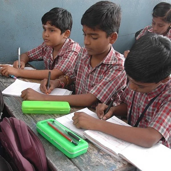 வகுப்பறையில் டிஜிட்டல் திரை! - ஹை-டெக் ஆக மாறும் கேரளா அரசுப் பள்ளிகள்