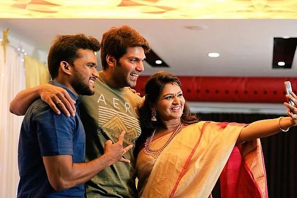 `ஆர்யாகிட்டயே அதைப்பற்றி கேட்பது சரியா இருக்காதுனு விட்டுட்டேன்!' - நடிகை ஆனந்தி அஜய்