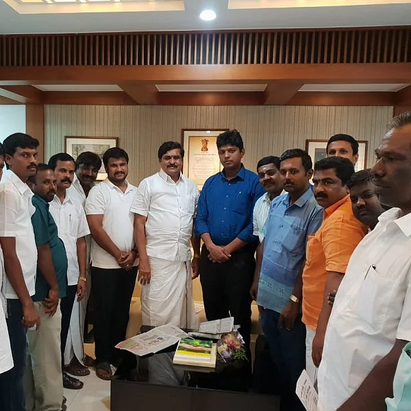 `கேரளா சென்றும் மக்களைச் சந்திக்க முடியவில்லை!’ - 16 டன் அரிசி வழங்கிய அ.தி.மு.க எம்.எல்.ஏ நெகிழ்ச்சி #KeralaFloods