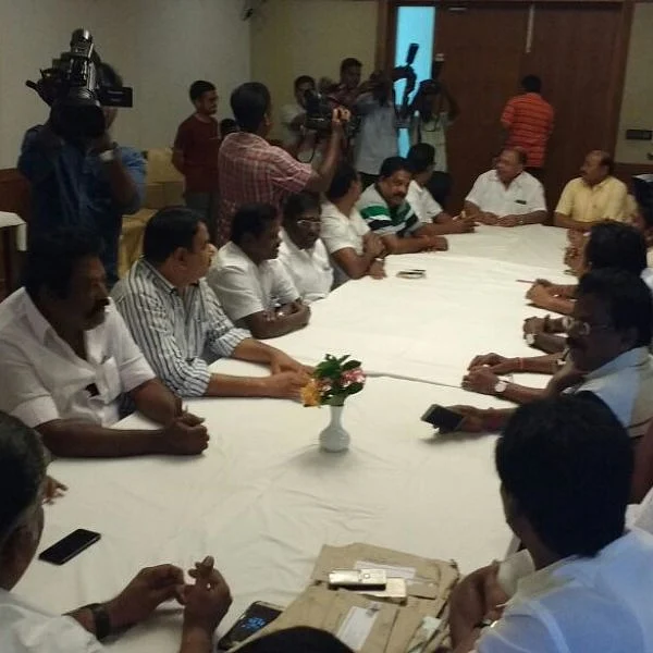 ’ஸ்லீப்பர் செல்லில் எத்தனை எம்.எல்.ஏ-க்கள்?’ - புதுச்சேரியில் கலகலத்த வெற்றிவேல்