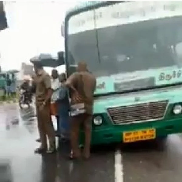 ஓடும் பேருந்திலிருந்து கழன்று ஓடியது டயர்!- 30 பயணிகளின் உயிரைக் காப்பாற்றிய அரசு டிரைவர்