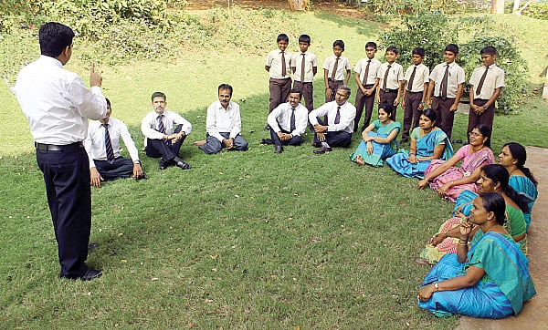 கொஞ்சம் நடிங்க டீச்சர்ஸ்!