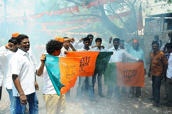 தமிழக பா.ஜ.க அலுவலகத்தில் கொண்டாட்டம்! (படங்கள்)