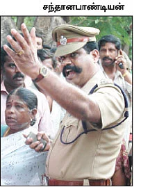 அடிக்கலை... ஆனா, விழுந்துட்டாங்க!