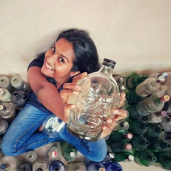 பிளாஸ்டிக் குப்பைகளிலிருந்து கலைப்பொருள்கள்... கழிவு மேலாண்மையில் கலக்கும் அபர்ணா!