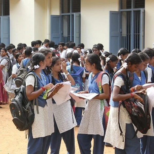 ப்ளஸ் ஒன் தேர்வு முடிவுகள் வெளியீடு! - முதல் இடம் பிடித்தது ஈரோடு