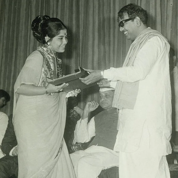 ``இனி அசைவம் சாப்பிடமாட்டேன்னு கலைஞர் சொன்ன காரணம் கேட்டு, நெகிழ்ந்தேன்!" - செளகார் ஜானகி