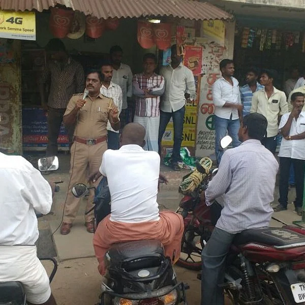 ஹெல்மெட் அணிந்த வாகன ஓட்டிகளை மகிழ்வித்த இன்ஸ்பெக்டர்!