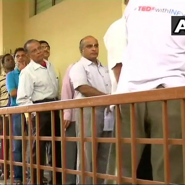 கர்நாடகாவில் காங்கிரஸ் - பா.ஜ.க இடையே கடும் போட்டி! இடைத்தேர்தலில் விறுவிறு வாக்குப்பதிவு!