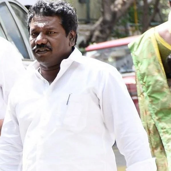 `ஒருதலைபட்சமாக செயல்படும் சபாநாயகரை நீக்குங்கள்!' - சட்டப்பேரவைச் செயலாளரிடம் கருணாஸ் மனு