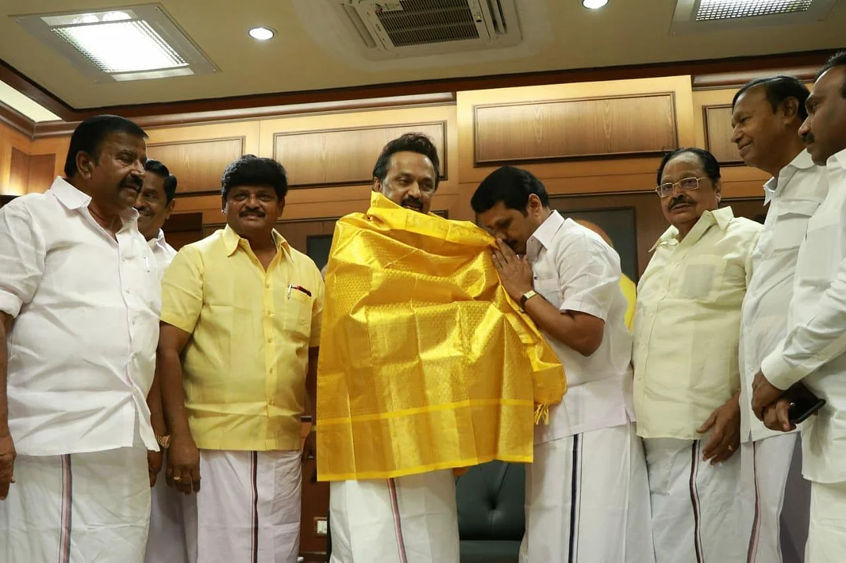 `எதிரிக்கு எதிரி நமக்கு நண்பன்!' - செந்தில் பாலாஜிக்கு எதிராகக் களமிறங்கிய 8 அமைச்சர்கள்