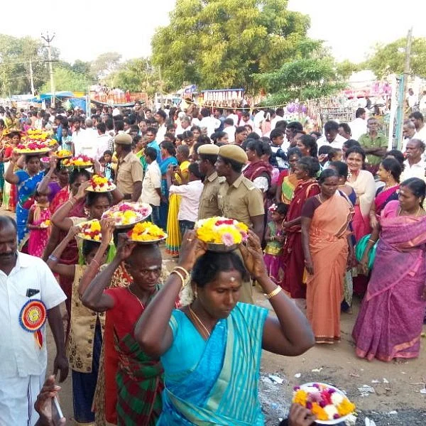 விவசாயம் செழிக்க பூக்களை ஏந்தி பூத்தட்டு திருவிழா நடத்திய மக்கள்!
