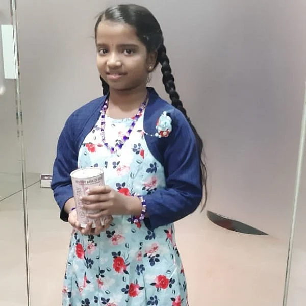 சேமிப்பு உண்டியலை புயலால் பாதிக்கப்பட்டவர்களுக்குக் கொடுத்த மூன்றாம் வகுப்பு மாணவி..!