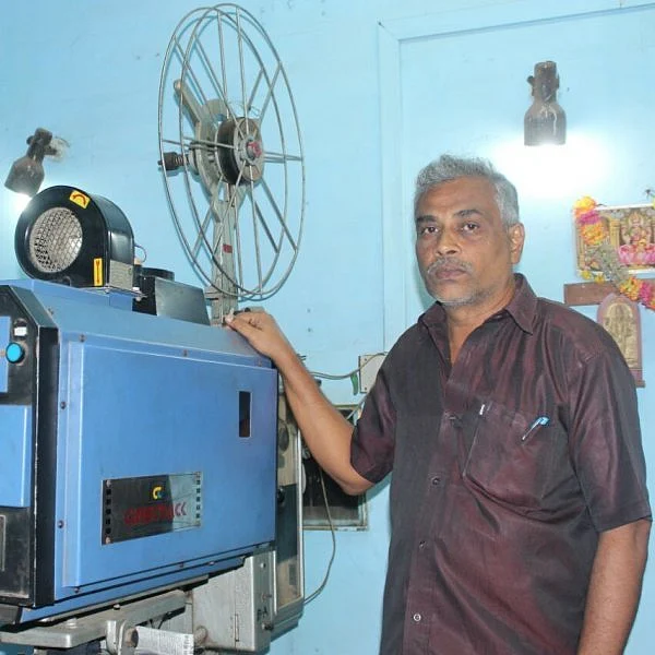 ``குறைந்த சம்பளம்.. ஆனா மனசுக்கு நிறைவான வேலை" அனுபவம் பகிர்கிறார் தியேட்டர் ஆபரேட்டர் ஆரிஃப்!